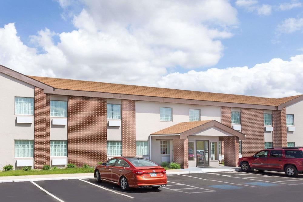 Baymont By Wyndham Beloit Hotel Exterior foto