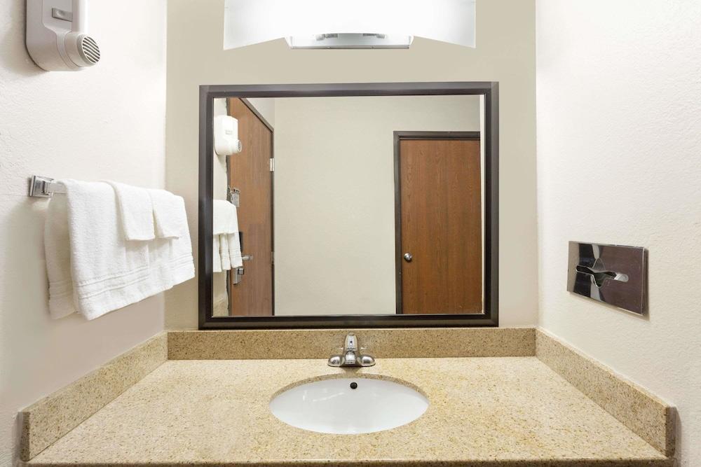 Baymont By Wyndham Beloit Hotel Exterior foto