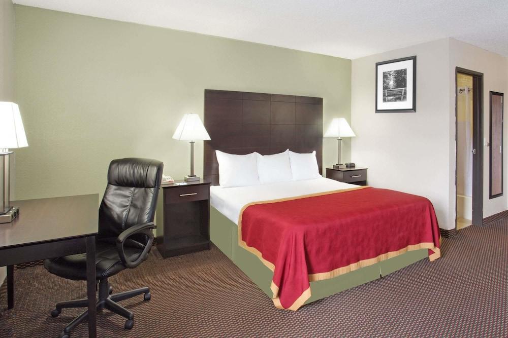 Baymont By Wyndham Beloit Hotel Exterior foto